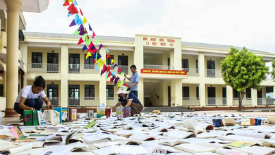 Nỗi lo sau bão, giáo viên 'giành nắng' phơi sách cho học trò
