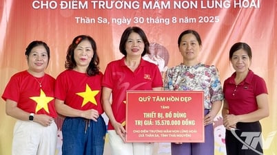 Memberikan hadiah kepada TK Lung Hoai