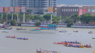Thousands of people braved the sun to cheer on the boat race on the Han River.