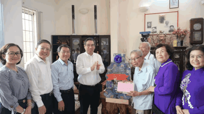 Ho Chi Minh City leaders visit pre-uprising cadres