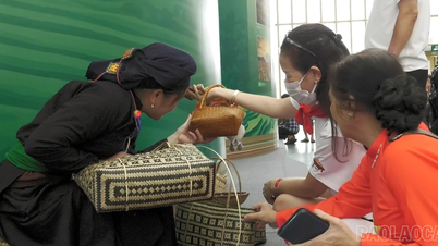 Saksikan para pengrajin "menceritakan kisah warisan" dengan tangan mereka