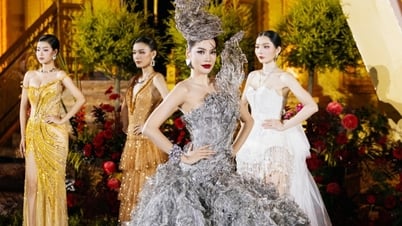 Le Hoang Phuong lleva un atuendo de 20 kg y lo maneja hábilmente en la pasarela.