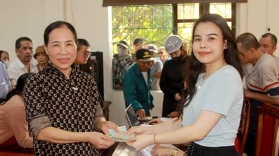 Người dân Nghệ An rộn ràng đi nhận quà 100.000 đồng mừng Tết Độc lập