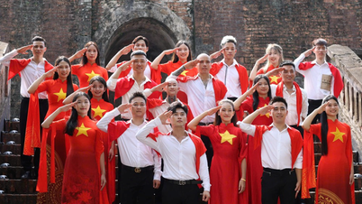 روایتی ویتنامی Ao Dai قومی دن کی تقریبات کے ساتھ ہے۔