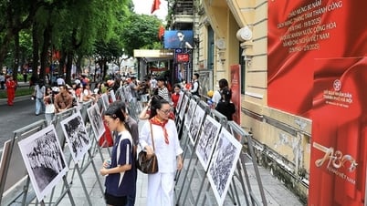 Banyak orang mengunjungi pameran foto dan "check-in" di Surat Kabar Hanoi Moi.