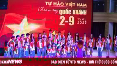 Hàng trăm học sinh, giáo viên cùng hòa giọng hát 'Tiến quân ca'