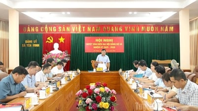 Phó Chủ tịch Thường Trực HĐND tỉnh Hầu Minh Lợi duyệt văn kiện Đại hội Đảng bộ các xã Bạch Đích, Thắng Mố, Yên Minh
