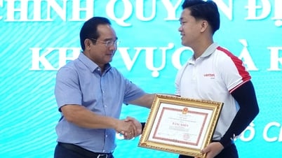 Chủ tịch UBND TP.HCM trao bằng khen cho chàng trai cứu sống 2 mẹ con dưới hồ bơi