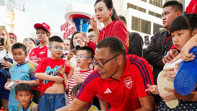 Khán giả phố đi bộ Nguyễn Huệ vây kín siêu sao Gilberto Silva, Tiến Linh và nghệ sĩ Việt