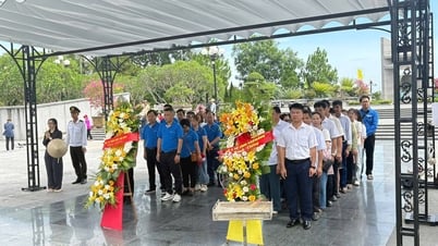Sở Y tế dâng hương, viếng nghĩa trang Liệt sĩ Trường Sơn và Nghĩa trang Liệt sĩ Đường 9, tỉnh Quảng Trị