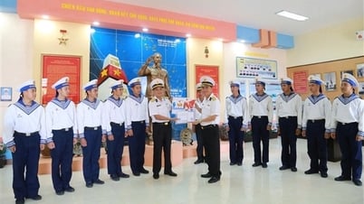Trao hàng trăm lá thư của học sinh một trường tiểu học ở Hà Nội gửi bộ đội Trường Sa