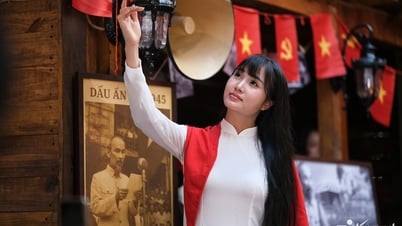Hanoi coffee shop in bright red attracts visitors to take photos on the occasion of 80th National Day