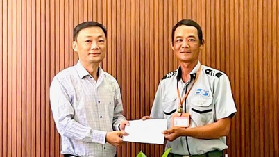 Khen thưởng cho người tìm giúp du khách rơi nhẫn ở bãi tắm