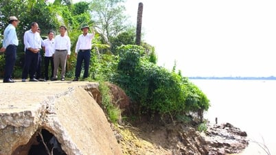 Phó Chủ tịch UBND tỉnh- Châu Văn Hòa khảo sát sạt lở tại xã Quới Thiện