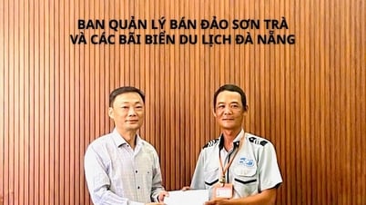 Khen thưởng đột xuất cán bộ Đội quản lý trật tự du lịch biển
