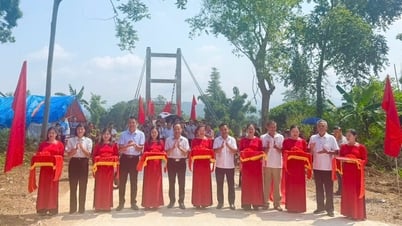 Trưởng Ban Tuyên giáo và Dân vận Tỉnh ủy Nông Thanh Tùng cắt băng khánh thành 2 công trình chào mừng Đại hội đại biểu Đảng bộ xã Hòa An lần thứ I