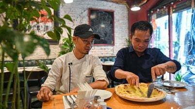 Once shining shoes and sleeping under a bridge in Hanoi, two friends became owners of a popular pizza restaurant
