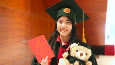 Thủ khoa tốt nghiệp loại xuất sắc, 4 năm đại học còn 'mang tiền về cho mẹ'