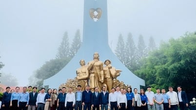 Ngành Khoa học và Công nghệ viếng Đài tưởng niệm các Liệt sỹ Giao bưu – Thông tin liên lạc Tây Nguyên