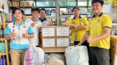 Nhóm học sinh TP.HCM tặng sách mong ngày tựu trường cho học sinh vùng lũ Nghệ An