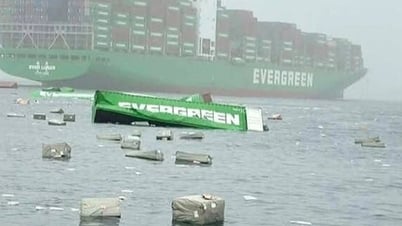 Hai tàu Evergreen gặp nạn, loạt container rơi xuống biển