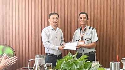 Đà Nẵng khen thưởng đột xuất nhân viên cứu hộ nhiều lần tìm và trả tài sản giá trị lớn cho du khách