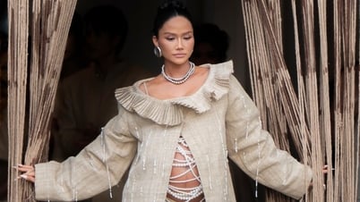 H'Hen Niê khoe bụng bầu trên sàn catwalk, được ông xã chăm sóc 'tận răng'