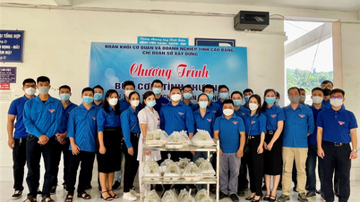 Chi đoàn Sở Xây dựng tổ chức Chương trình tình nguyện “Bữa cơm tình thương phát cơm miễn phí và trao quà hỗ trợ cho bệnh nhân nghèo năm 2022”