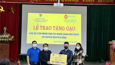 Chi đoàn Sở Xây dựng trao tặng gạo cho bà con nhân dân có hoàn cảnh khó khăn tại huyện Nguyên Bình