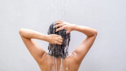 Miền Bắc nắng nóng 40 độ, bác sĩ chỉ ra sai lầm khi tắm có thể gây đột quỵ
