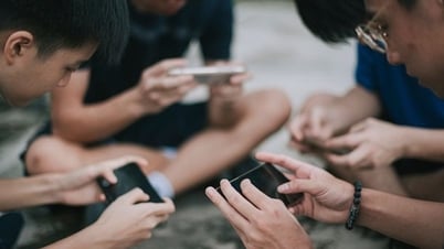 Trẻ em 'nghiện' điện thoại - Kỳ 1: Để trẻ xài điện thoại cho 'đỡ quậy'?