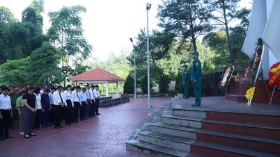 Dâng hương, dâng hoa tưởng niệm các Anh hùng liệt sĩ tại Nghĩa trang liệt sĩ Trà Lĩnh