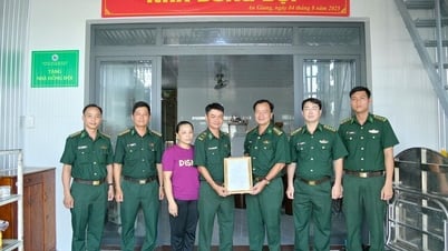 Bàn giao nhà đồng đội cho 2 cán bộ biên phòng