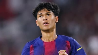Ngôi sao 17 tuổi người Philippines rực sáng trong màu áo Barca