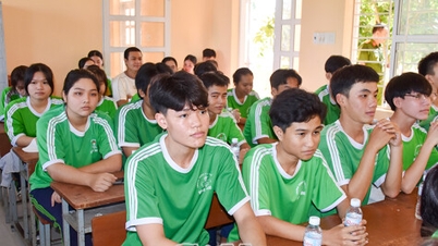 ການສຶກສາອົບຮົມນັກຮຽນກ່ຽວກັບທັກສະຄວາມປອດໄພໃນການຈະລາຈອນ ແລະ ການປ້ອງກັນການຈົມນ້ຳ.