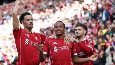Hiện tượng tuổi 16 và trận giao hữu kép làm thay đổi ánh nhìn ở Liverpool
