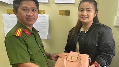 Công an đặc khu Phú Quốc trao lại tài sản cho khách du lịch bỏ quên