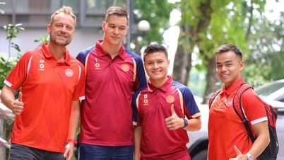 Sếp lớn FIFA dự khán sân Thiên Trường, thưởng thức Quang Hải đấu Văn Toàn tranh Siêu cúp