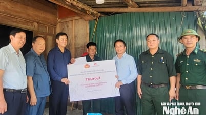 Hội đồng hương Nghệ An tại Hà Nội trao hỗ trợ Cựu chiến binh và người dân bị ảnh hưởng lũ lụt tại xã Mường Xén