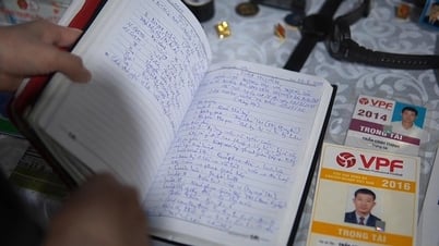 Nghẹn lòng nhìn kỷ vật của trọng tài Trần Đình Thịnh: Cuốn sổ dày từ nay đóng lại…