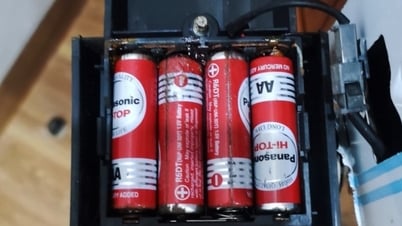 Vì sao pin để lâu lại bị chảy nước, chất này có độc không?
