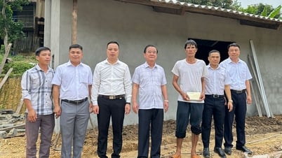 Trao 120 triệu đồng hỗ trợ xã Xuân Dương xóa nhà tạm, nhà dột nát