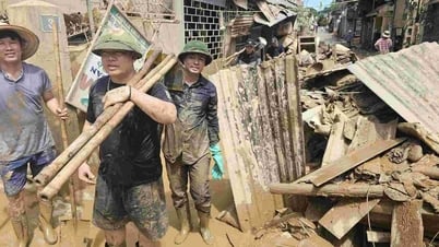 Xúc động hình ảnh hàng trăm giáo viên tình nguyện đến vùng lũ dọn dẹp trường lớp