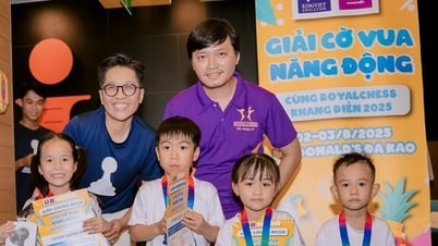 Kỳ thủ cờ vua năng động, thi đấu kết hợp cùng nhảy zumba