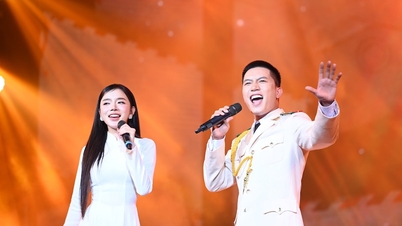 Ca sĩ Anh Tú mặc lễ phục của công an hát song ca ăn ý với bạn gái LyLy