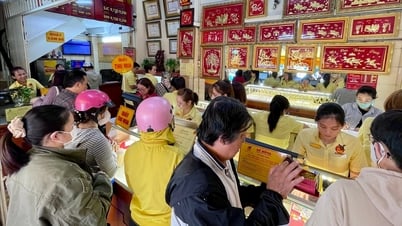 Giá vàng chiều nay 5/8/2025: Giá vàng trong nước và thế giới tăng mạnh sát mức kỷ lục, cửa hàng tấp nập khách mua