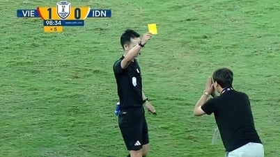 HLV Kim Sang Sik nói bất ngờ về hành động vái lạy trọng tài trên báo Hàn