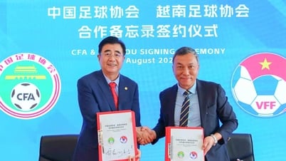 Los presidentes de la VFF y la CFA firman un memorando de entendimiento: el fútbol vietnamita y chino se desarrollan juntos