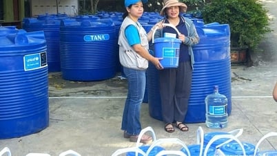 Unicef hỗ trợ 500 bồn chứa nước và dụng cụ, thiết bị, hoá chất xử lý nước sạch cho người dân vùng lũ miền Tây Nghệ An