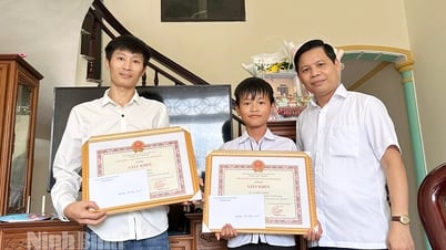 Tặng Giấy khen cho 2 người cứu bé trai bị đuối nước ở xã Ninh Giang